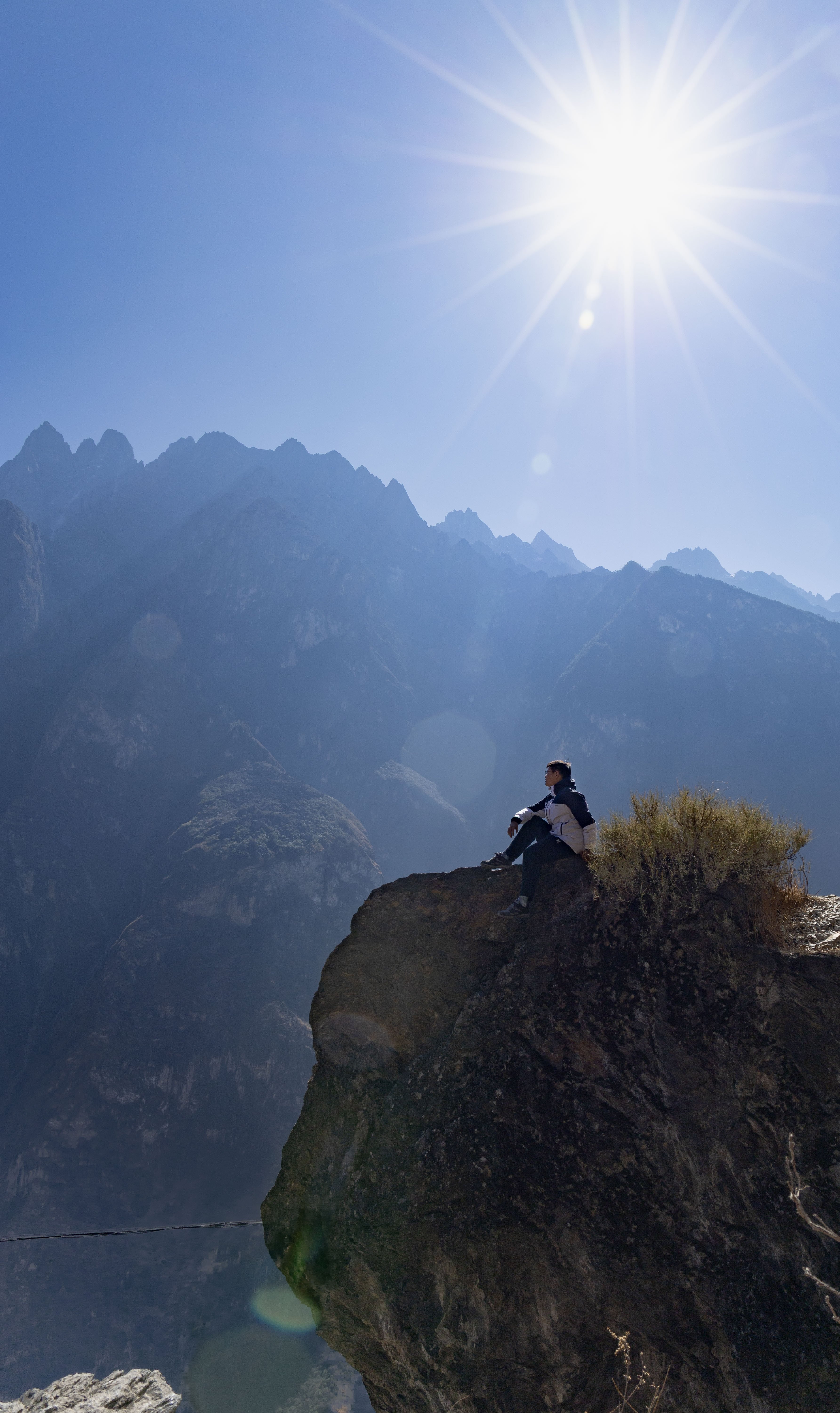 虎跳峡位于丽江和香格里拉交界，是哈巴雪山和玉龙雪山之间的峡谷，地形险峻，河流湍急