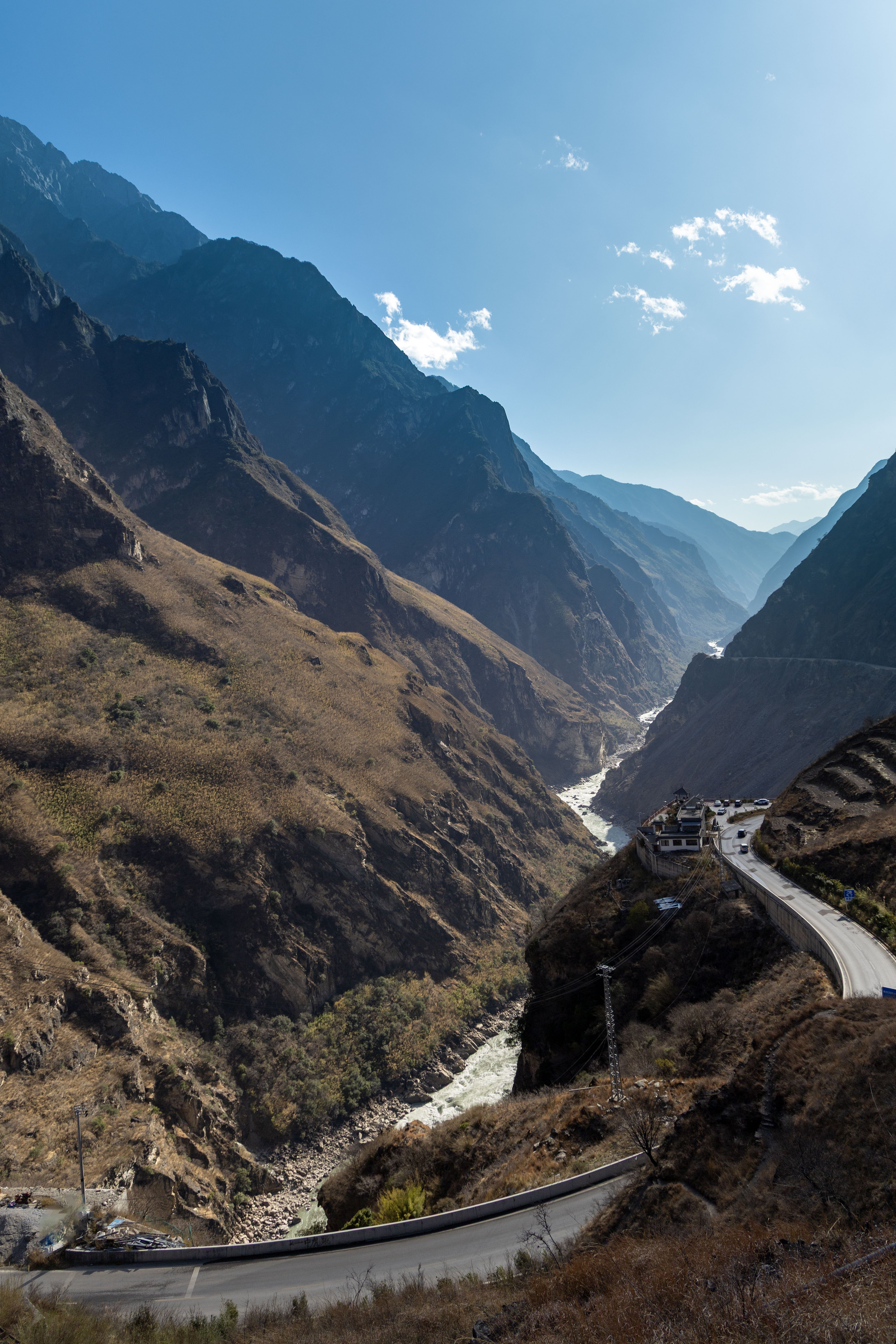 主要的难点在于下坡路段，陡坡，沙土和大风