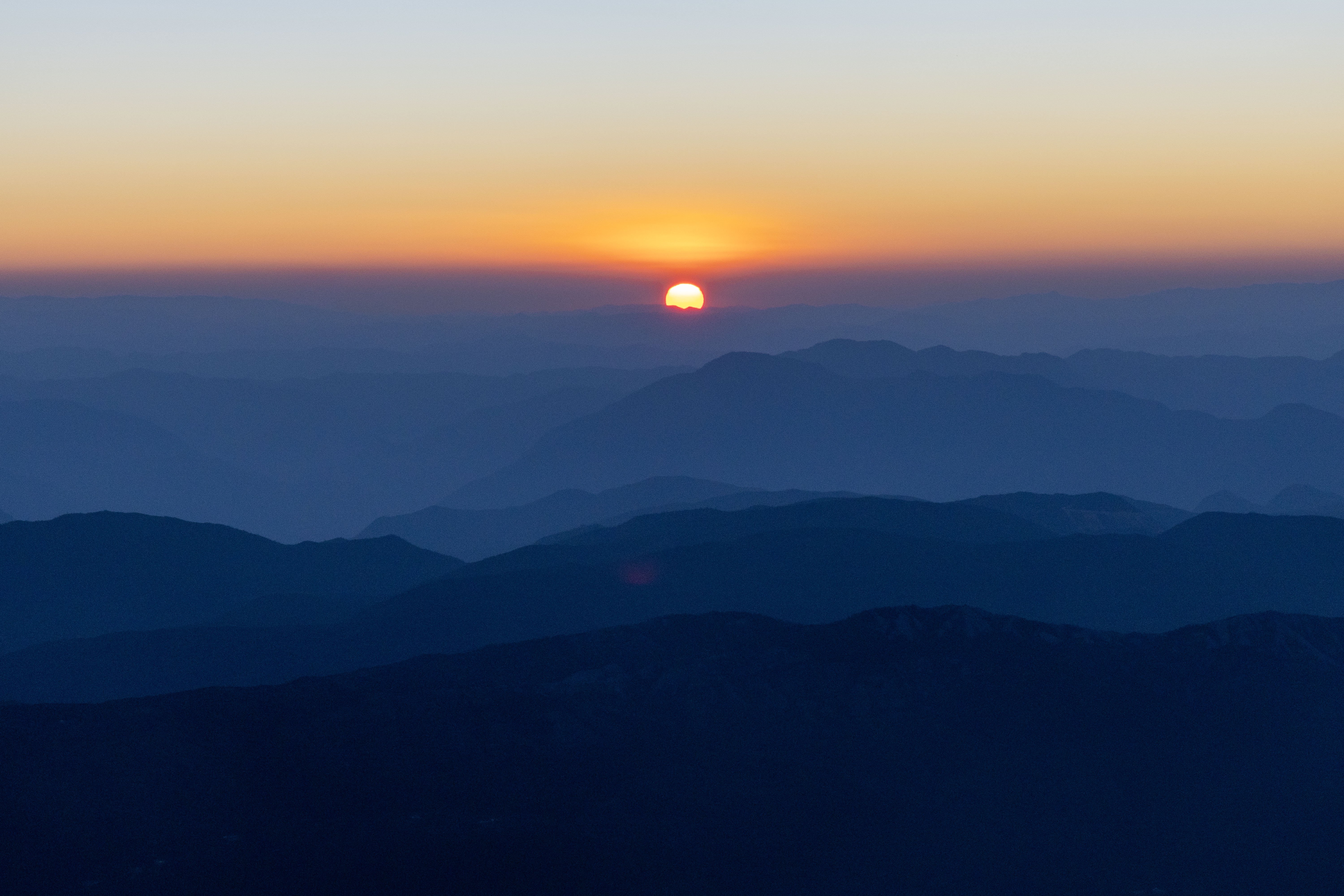 玉龙雪山，已开发的雪山，可攀登海拔为4680m的冰川公园，建有索道