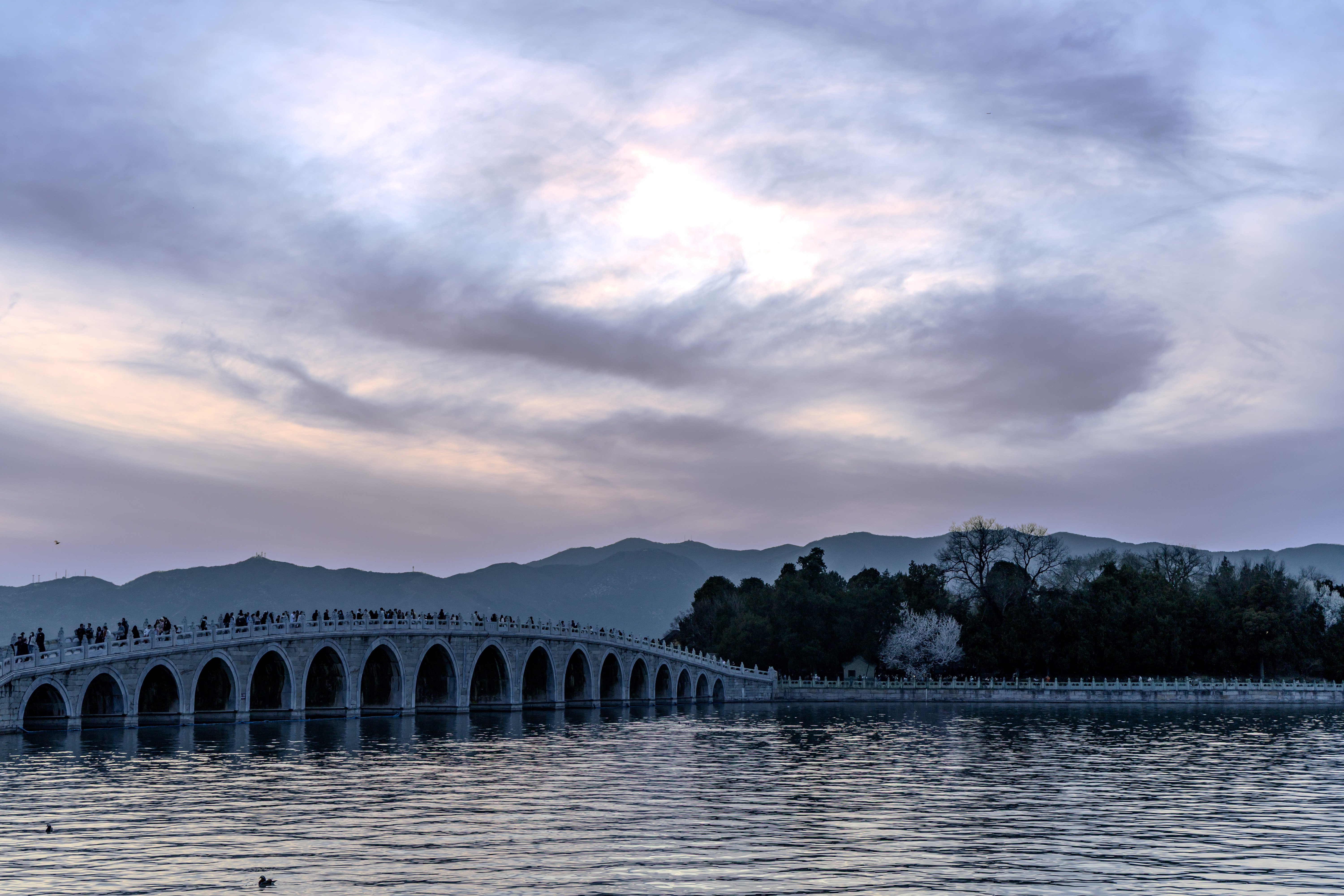 天色落幕，云彩下的十七孔桥