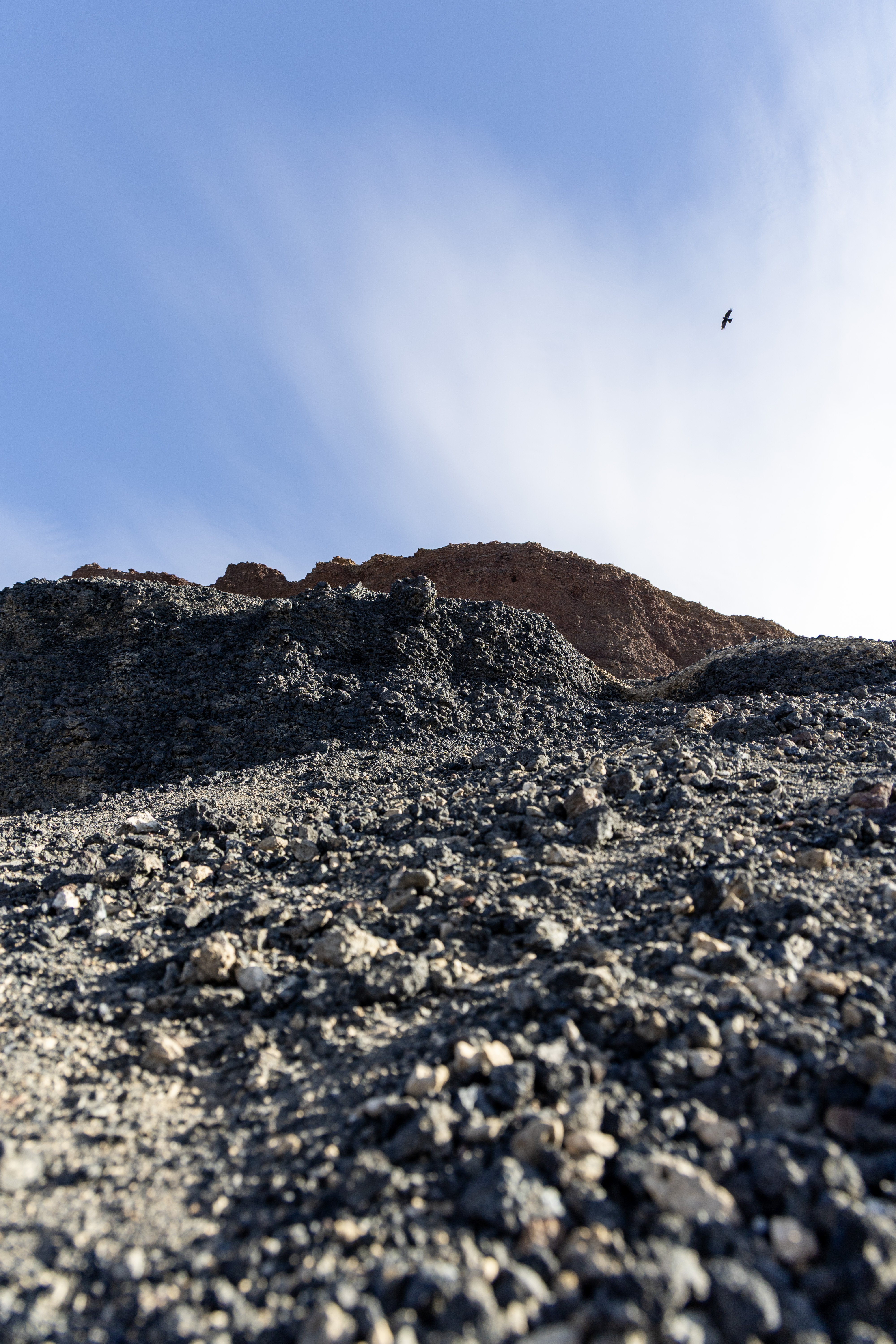 图中的六号火山经人工开采，露出内部黑褐色岩床