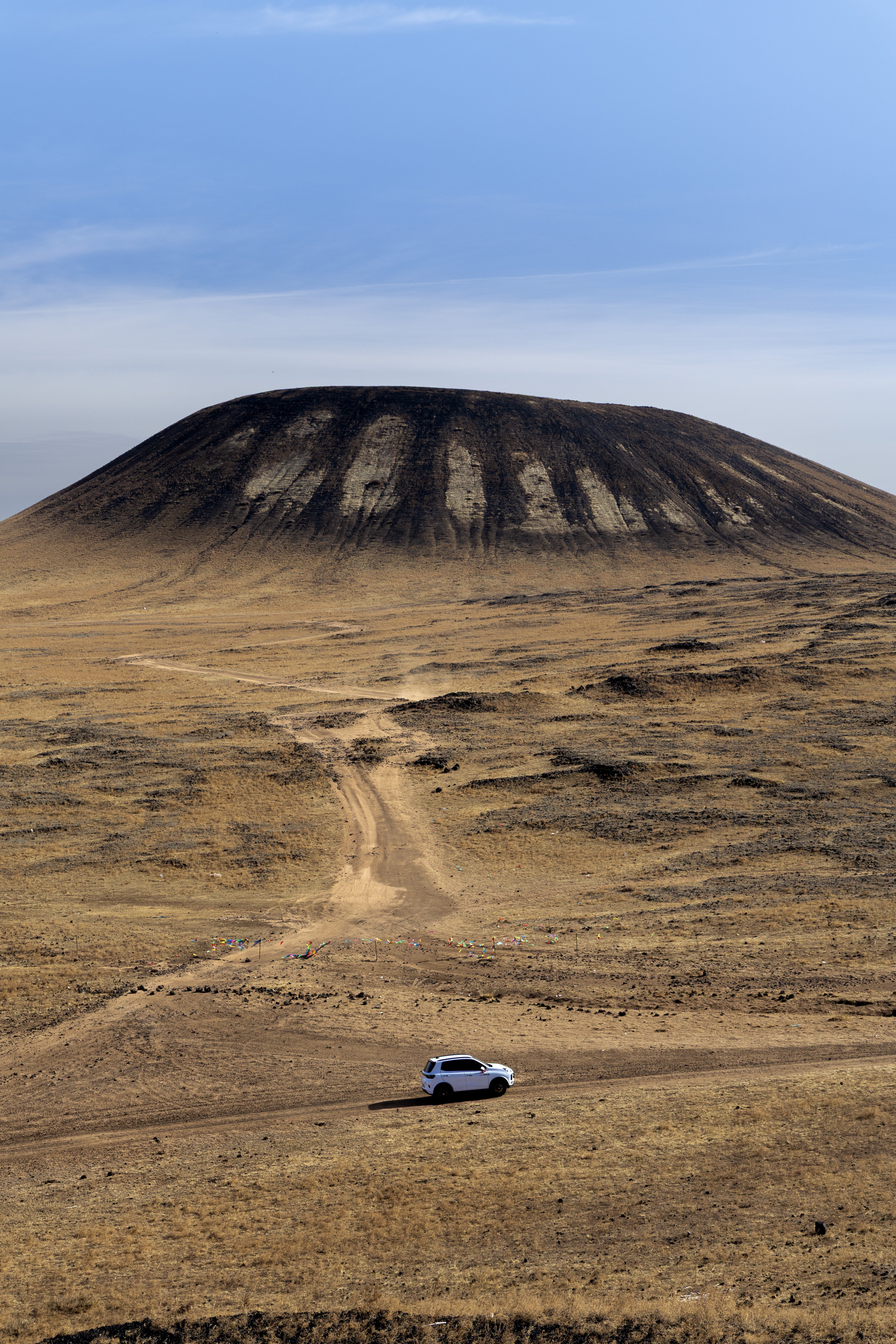 而五号火山则保持原貌，呈现刻板印象中的火山形态

景区也允许游客自驾进入火山群
