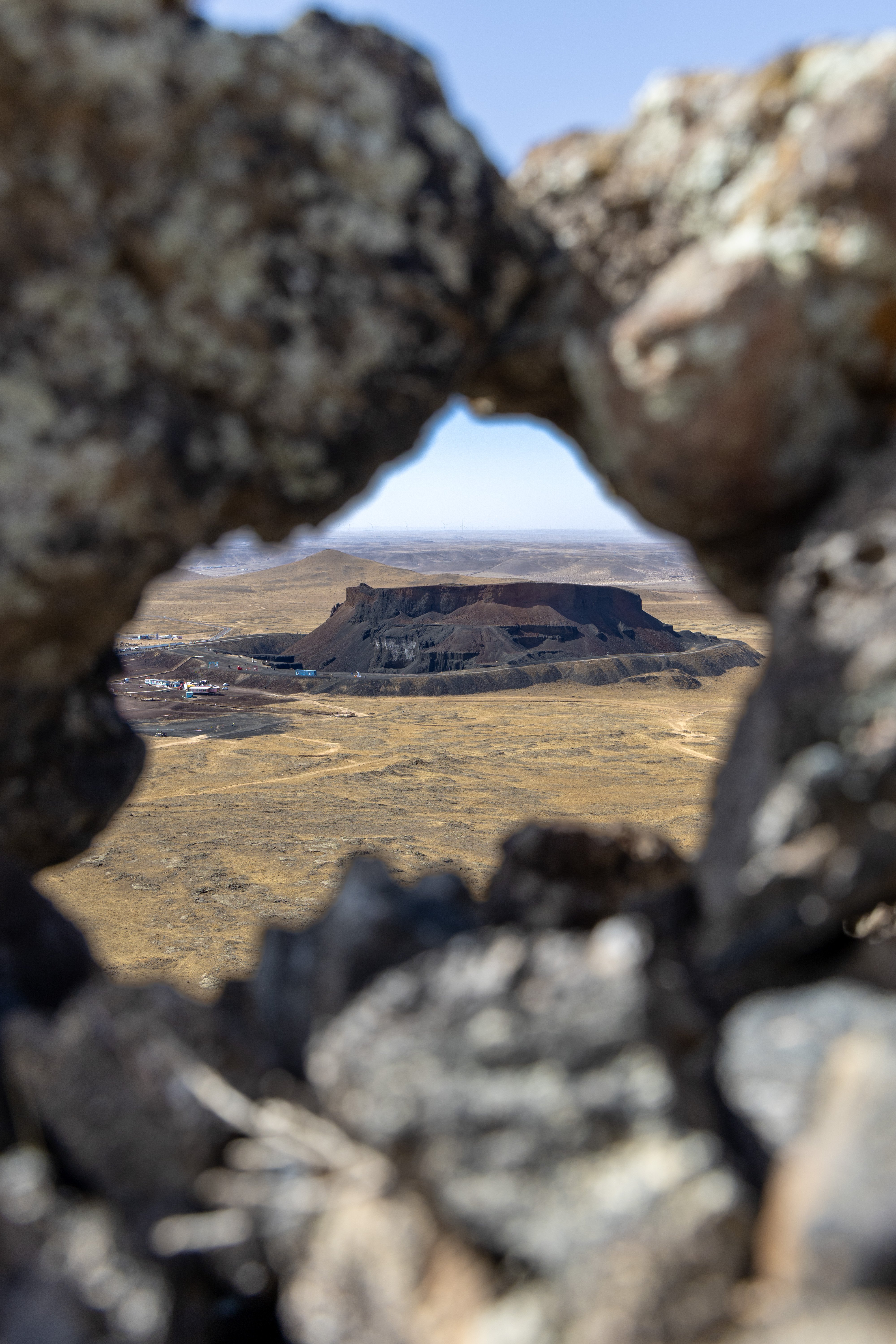 有不知好歹的登山客冒着风沙攀登五号火山，在玛尼堆中回望六号火山